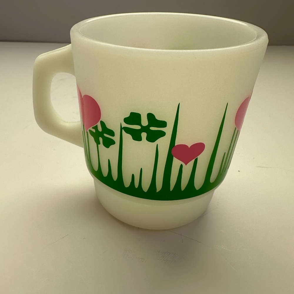 Vintage Fire King  milk glass D ring stackable mug
✨Lucky in Love💚💓